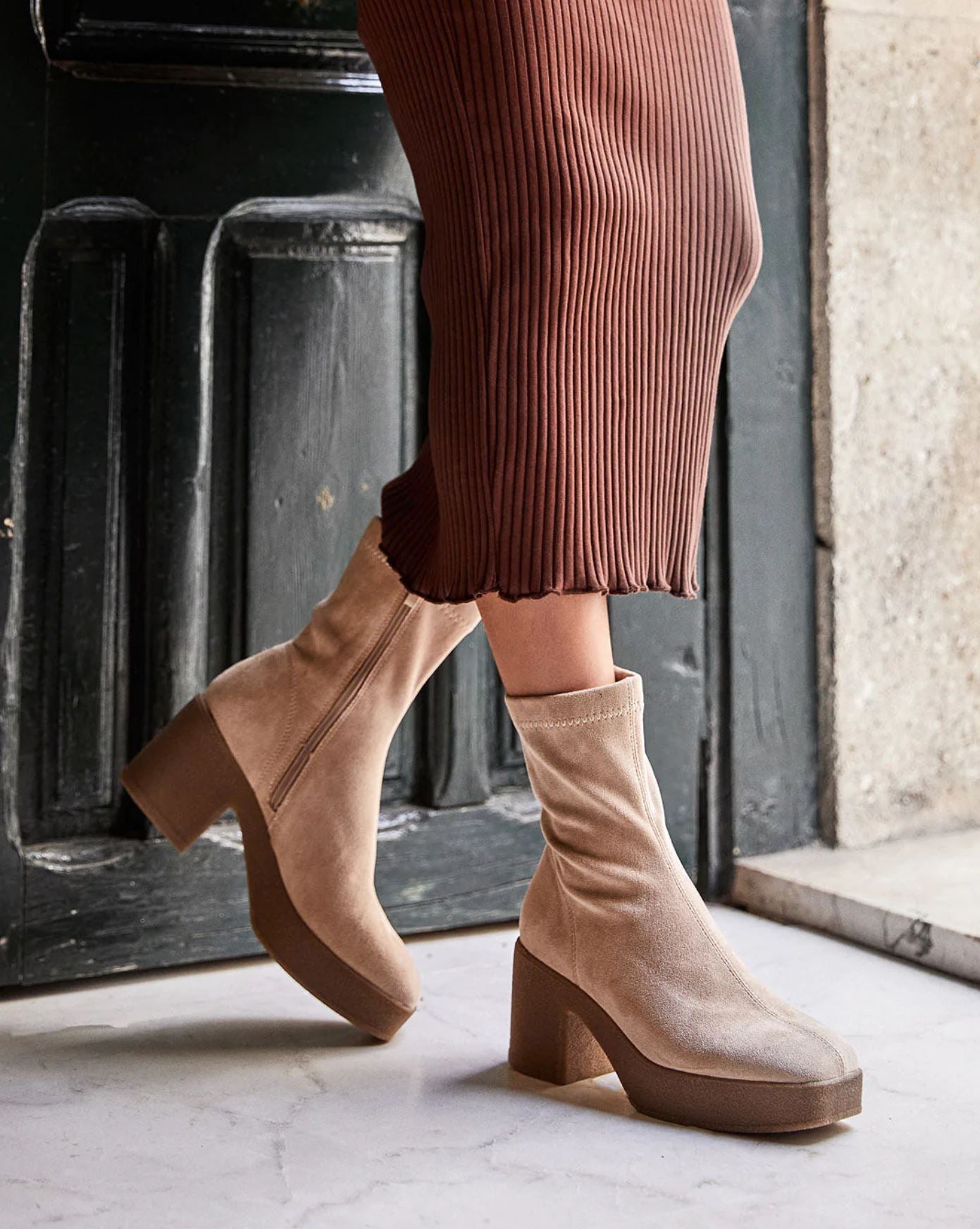 botas-elasticas-con-tacon-alto-y-plataforma-crepe